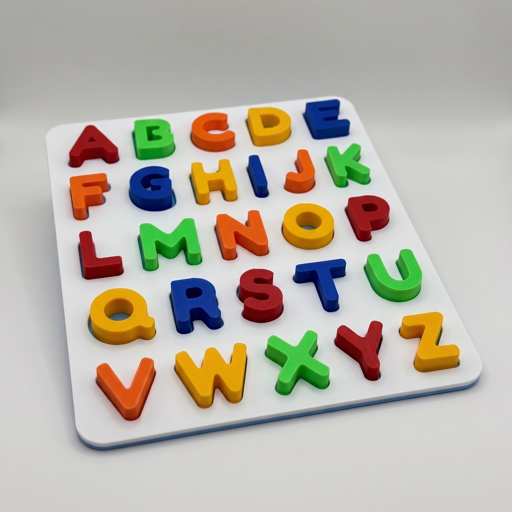Tabuleiro do alfabeto com letras coloridas em relevo