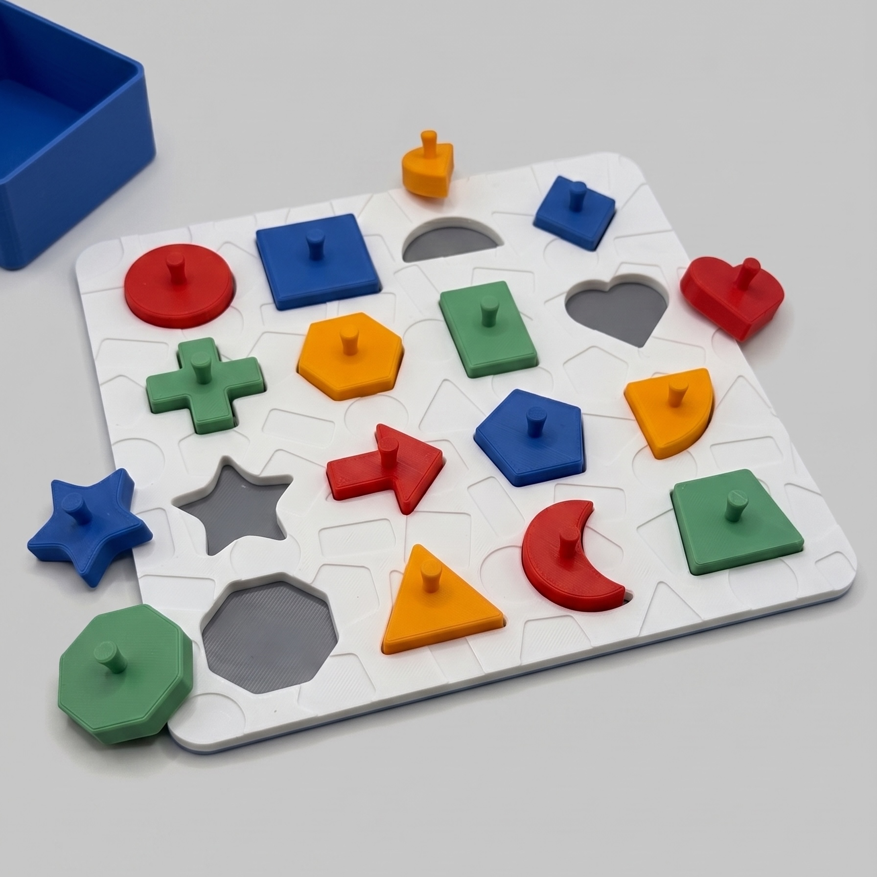 Tabuleiro de formas geométricas com pinos coloridos