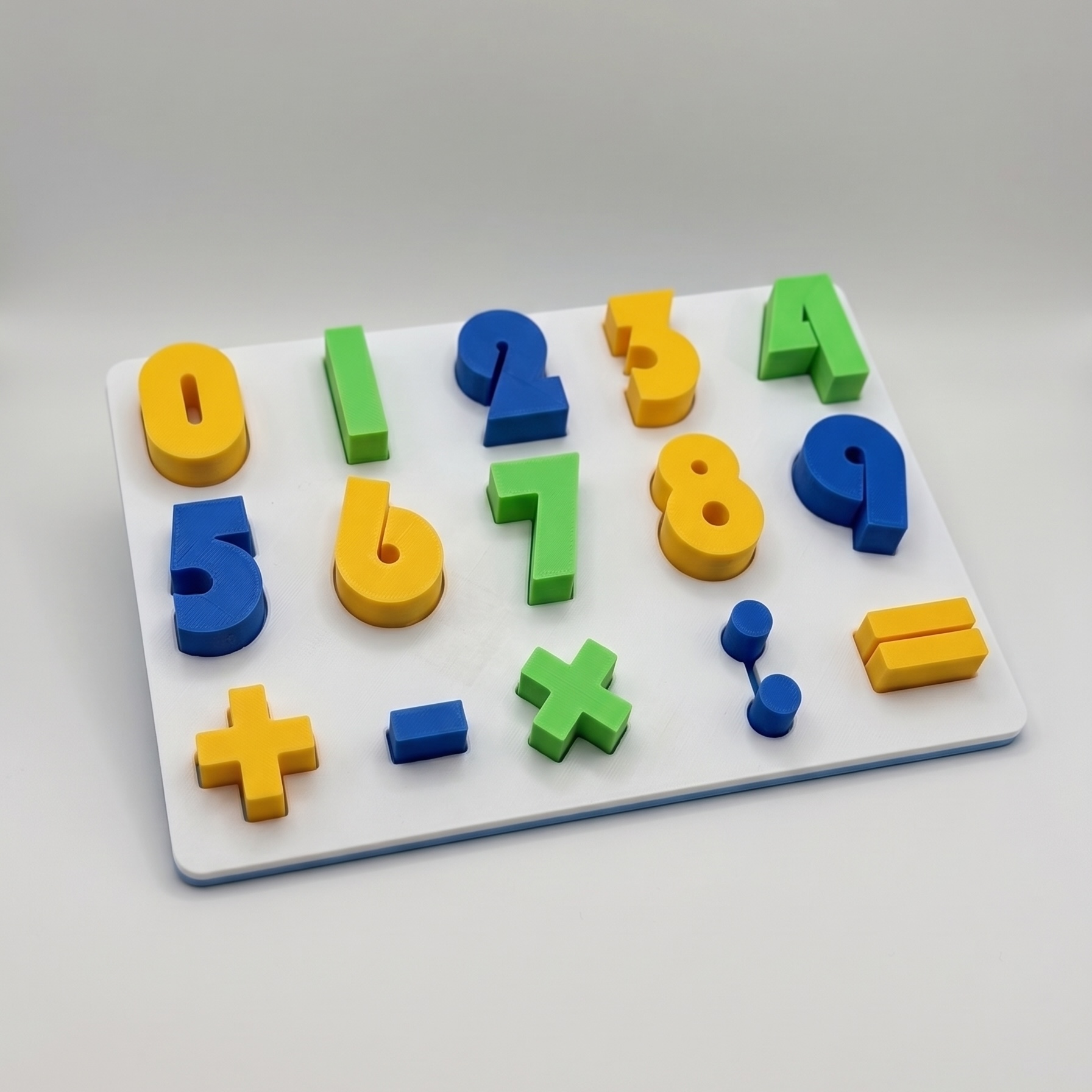 Tabuleiro de números e sinais matemáticos em 3D
